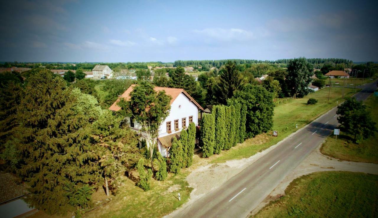 Locomotiv Vendégház Hercegszanto Esterno foto